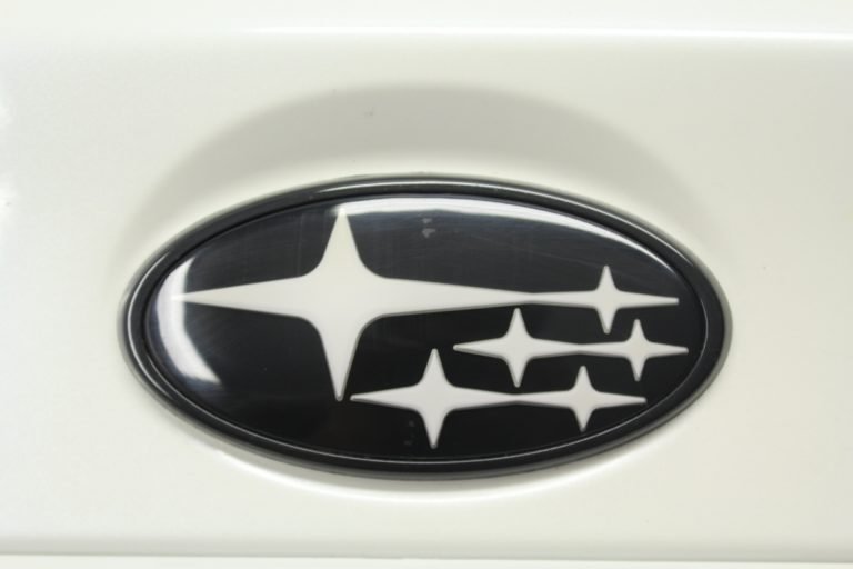 2015-2020 SUBARU WRX & STI LIMITED TRUNK LID & SPOILER WING ASSEMBLY WHITE OEM - Image 4