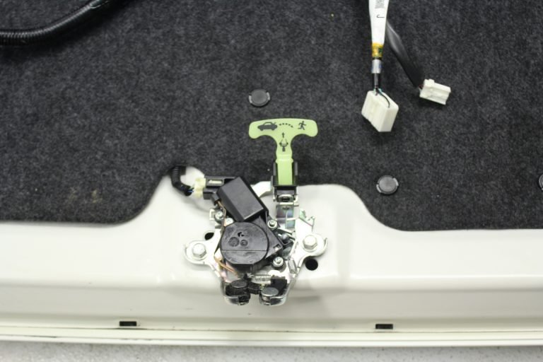 2015-2020 SUBARU WRX & STI LIMITED TRUNK LID & SPOILER WING ASSEMBLY WHITE OEM - Image 8